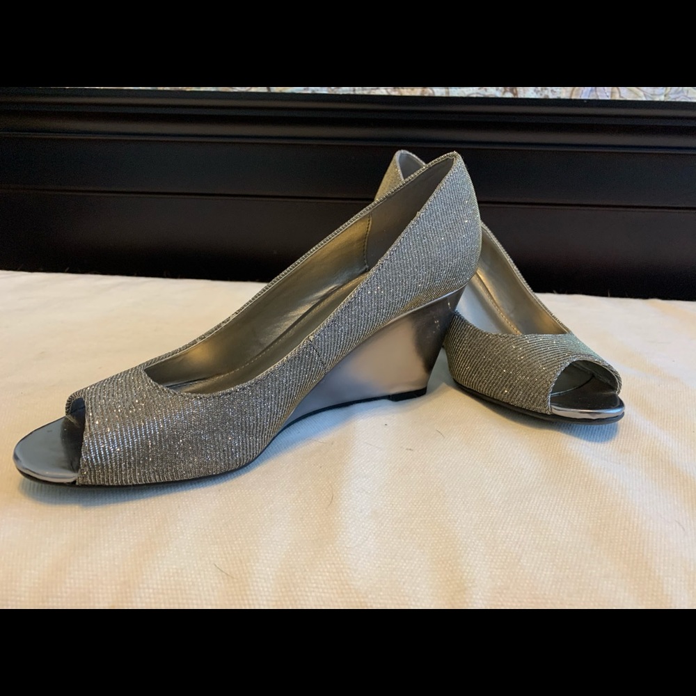 Bandolino silver wedge peep toe pump